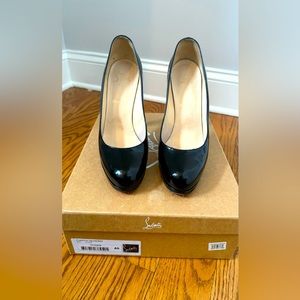 Christian Louboutin Classic Patent leather round toe heel. Size 40